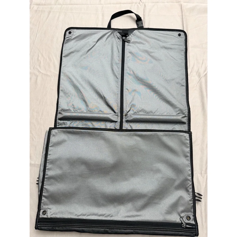 Victorinox Swiss Army Grey Black Tri-Fold Garment Bag Travel Suit Carrier